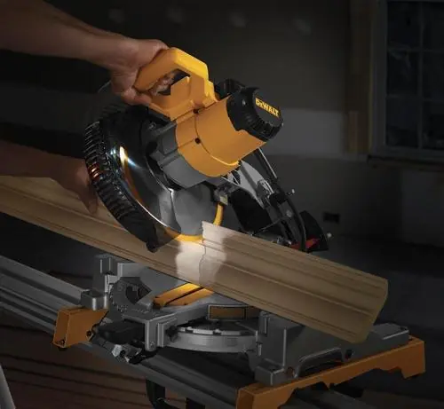 Sleva DEWALT Pokosová pila 1 600W, max. řezy 162 x 89 mm s XPS světelným systémem